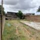 Vende-se este espaço, com uma área de 15/30m na berma da estrada Rua Mário Coluna