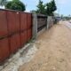 Vende-se este espaço, com uma área de 15/30m na berma da estrada Rua Mário Coluna