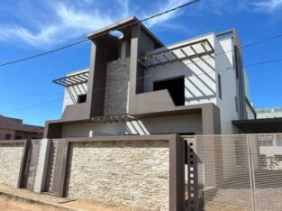 Vende-se moradia Geminada, tipo4 Inacabada No bairro da costa do sol triunfo 2