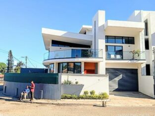 Vende-se Moradia, tipo3 nna cidade de Maputo Rua da Resistência perto da praça da OMM