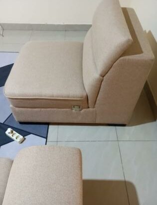 Vendo sofá L 4 lugares espaçoso com pouco tempo de uso