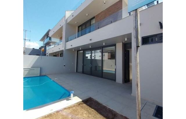 Vende-se moradia T3+1 no Triunfo