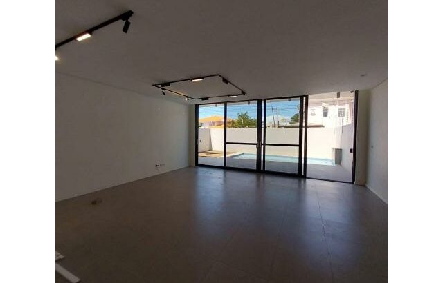 Vende-se moradia T3+1 no Triunfo