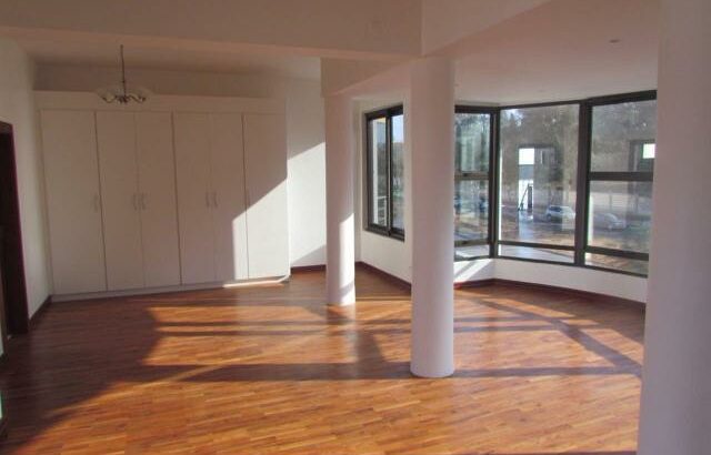 VENDE-SE Triplex T3 na Julius Nyerere