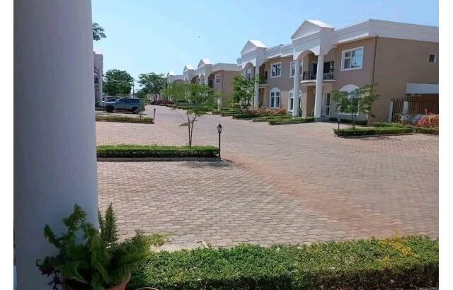 VENDE-SE moradia T4 + 1 no Condomínio Elite