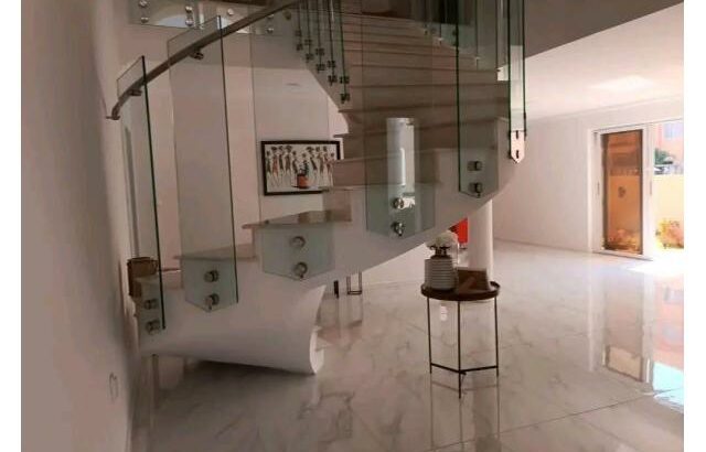 VENDE-SE moradia T4 + 1 no Condomínio Elite