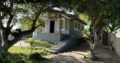 VENDE SE UMA LINDA CASA T1 NUM TERRENO  (80 X 35 X 50 X 65 Metro) + 2 TERRENOS EM MACANETA