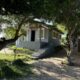VENDE SE UMA LINDA CASA T1 NUM TERRENO  (80 X 35 X 50 X 65 Metro) + 2 TERRENOS EM MACANETA