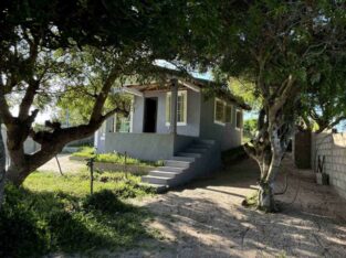 VENDE SE UMA LINDA CASA T1 NUM TERRENO  (80 X 35 X 50 X 65 Metro) + 2 TERRENOS EM MACANETA