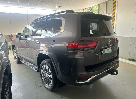 Toyota Land Cruiser VX R 2023