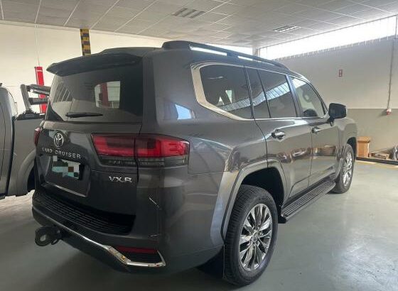 Toyota Land Cruiser VX R 2023
