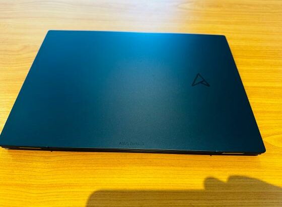 ASUS Zenbook 14 AMD Ryzen 7730U 13” OLED 2.8K QHD (equivalente i7 13th) 16GB RAM 1TB SSD