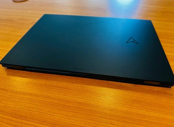 ASUS Zenbook 14 AMD Ryzen 7730U 13” OLED 2.8K QHD (equivalente i7 13th) 16GB RAM 1TB SSD