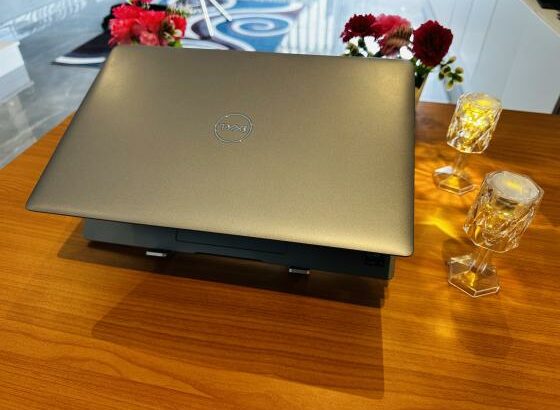 Dell Latitude 5450 UltraBook Machine Ultra 7,Edição 2024 Limpinho em promoção  Leve , Moderno e super Potente  (01 Ano de garantia e Assistência técni