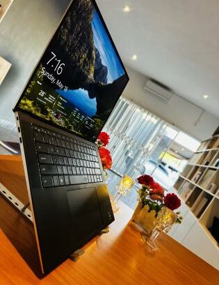 Dell XPS 15-9510 Lap Top Gráfico  Intel Core I7-11800H 2.30GHZ (16 CPUs) 16 GB DDR4 SDRAM  SSD 1TB (1000GB) Display1:UHD Graphics  Display 2:Nvidia RT