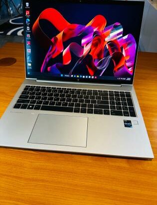 HP Elitebook 860 G9 16” i7 12th 16GB RAM 512G SSD