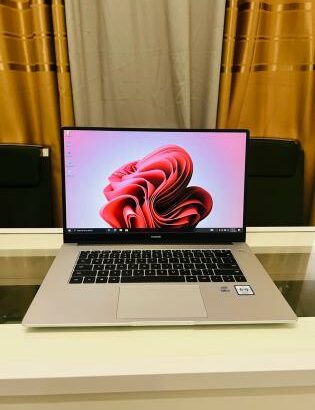 Huawei MateBook i3 10th 8GB RAM 256GB SSD