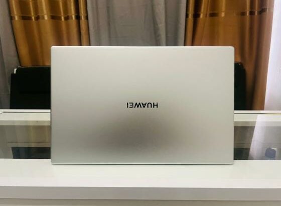 Huawei MateBook i3 10th 8GB RAM 256GB SSD