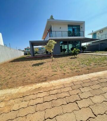 Moradia Duplex T4 com piscina, espaçosa no condomínio vila sol costa do sol triunfo Maputo