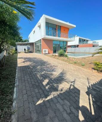 Moradia Duplex T4 com piscina, espaçosa no condomínio vila sol costa do sol triunfo Maputo