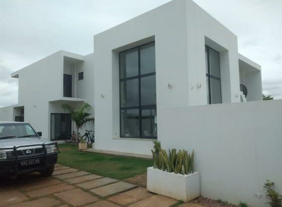 Vende se Excelente Moradia Tipo 3+1 em Mapulene