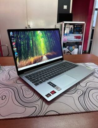 Lenovo Ideapad 1 AMD Ryzen 3 7320U 8GB RAM 512GB SSD