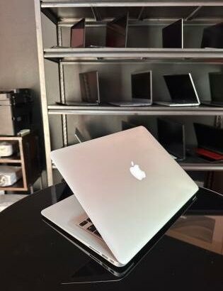 MacBook Air 13” (2017) i5 8GB RAM 128GB SSD