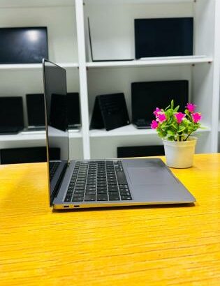 MacBook Air 2020 Apple M1 8GB RAM 256GB SSD Tela 13.3″