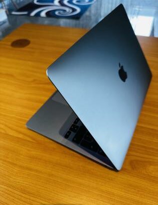 SEMI-NOVO MacBook Air 2019  Retina Display 13-Inch  1.6GHZ Intel core I5  8GB 2133MHZ 128  GB SSD  intel UHD Graphis 617 1536MB  Preço :43.500.00MT