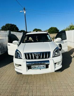 *Toyota Prado*  Ano 2004 Motor 3.4cc Leather seats  AC Full House 5 portas Pneus novos Spotlights  Escadas laterais   *825.000.00 MT*  📍Maputo-Cidade