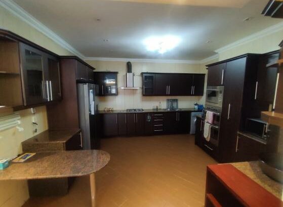 Arrendamento de Moradia T4 no bairro central perto do comando da Cidade