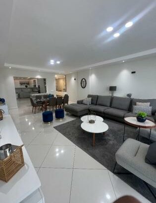 Arrenda-se n Beach front n marginal AP T3 Mobilado