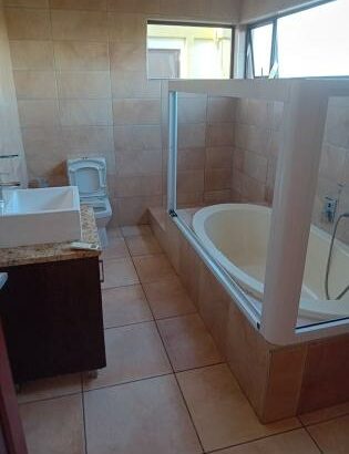 Arrenda-se este bela Moradia, tipo4 no bairro da costa do sol triunfo