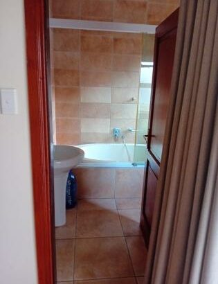 Arrenda-se este bela Moradia, tipo4 no bairro da costa do sol triunfo