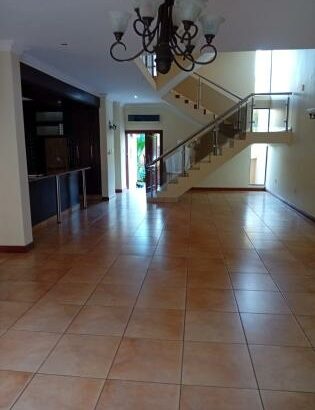 Arrenda-se está bela Moradia, tipo4 no bairro da costa do sol triunfo