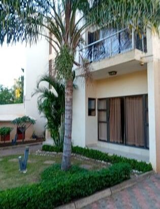 Arrenda-se está bela Moradia, tipo4 no bairro da costa do sol triunfo