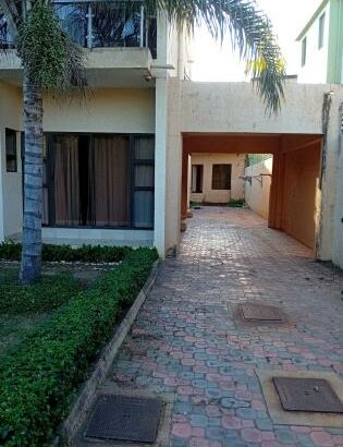 Arrenda-se está bela Moradia, tipo4 no bairro da costa do sol triunfo