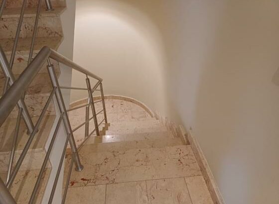 Vende-se Espaçosa Moradia T5 na rua da escola portuguesa e americana-Sommershild 2