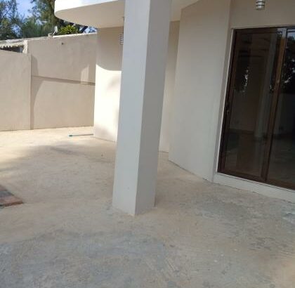 Vende-se Espaçosa Moradia T5 na rua da escola portuguesa e americana-Sommershild 2