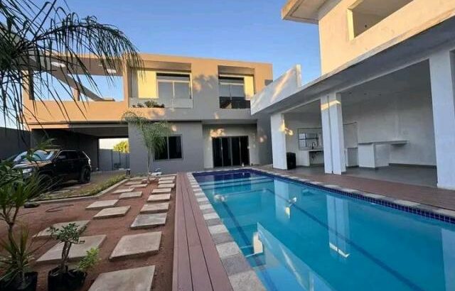 Vende-se Luxuosa Moradia duplex T4 em tchumene 1