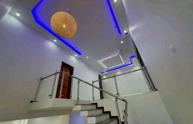 Vende-se Luxuosa Moradia duplex T4 em tchumene 1