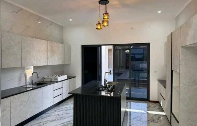 Vende-se Luxuosa Moradia duplex T4 em tchumene 1