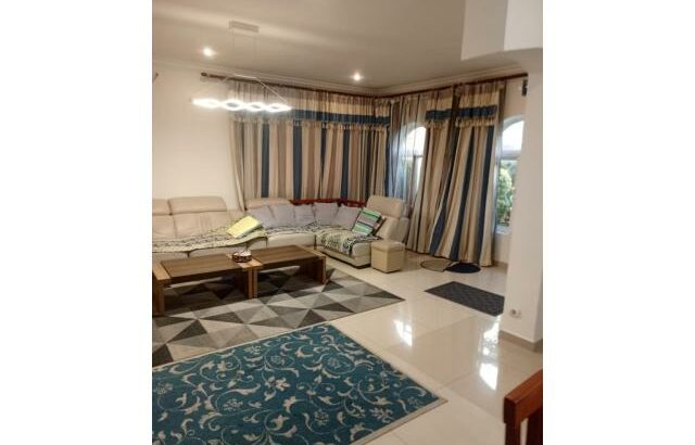 VENDE-SE MORADIA T4 NO CONDOMÍNIO TRIUNFO NA Av. DA MARGINAL.