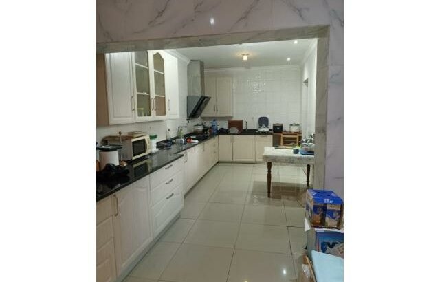 VENDE-SE MORADIA T4 NO CONDOMÍNIO TRIUNFO NA Av. DA MARGINAL.