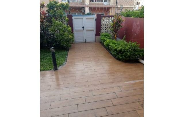 VENDE-SE MORADIA T4 NO CONDOMÍNIO TRIUNFO NA Av. DA MARGINAL.