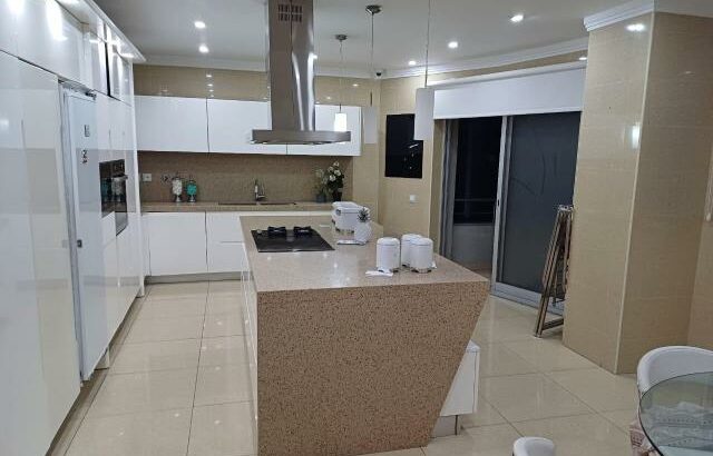 Arrenda-se Luxuoso penthouse T5 mobilada no condomínio Tulipas