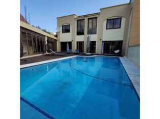 Vende-se Luxuosa Moradia T3 duplex no condomínio marés