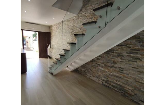 Vende-se Luxuosa Moradia T3 duplex no condomínio marés