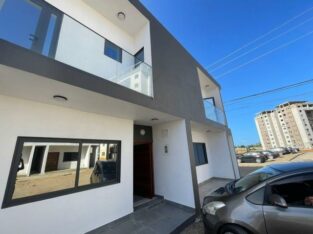 Arrenda-se e vende-se Luxuosa vivenda T3 duplex na casa jovem