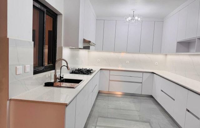 Vende-se Luxuosa Moradia T3 duplex no condomínio casa jovem